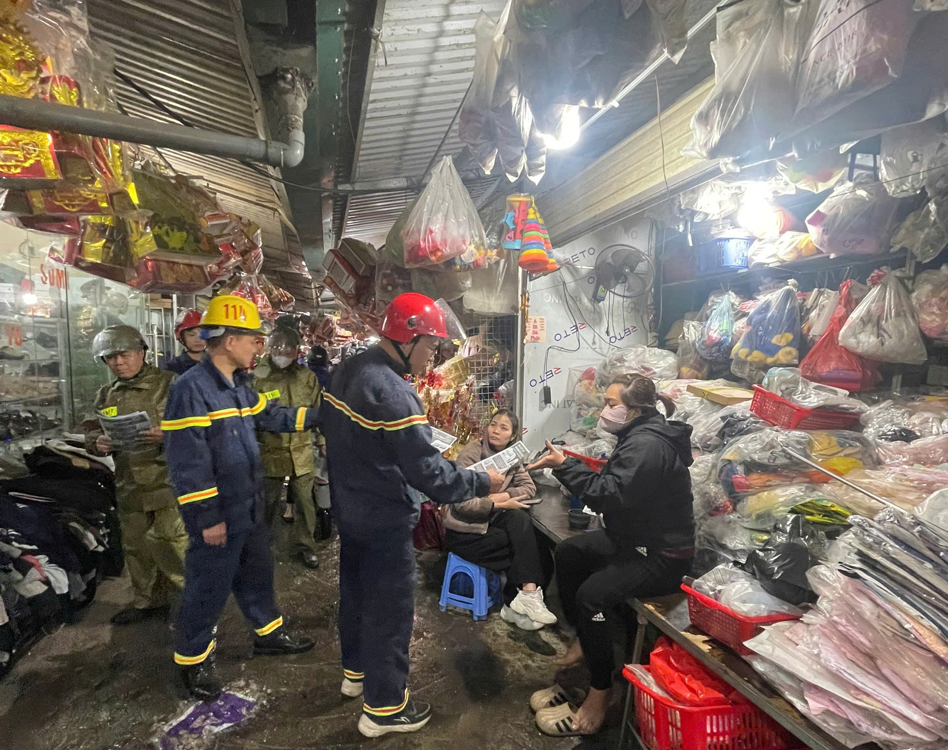 Tuyên truyền, huấn luyện nghiệp vụ phòng cháy chữa cháy và cứu nạn cứu hộ tại chợ Ghẽ (xã Mao Điền)